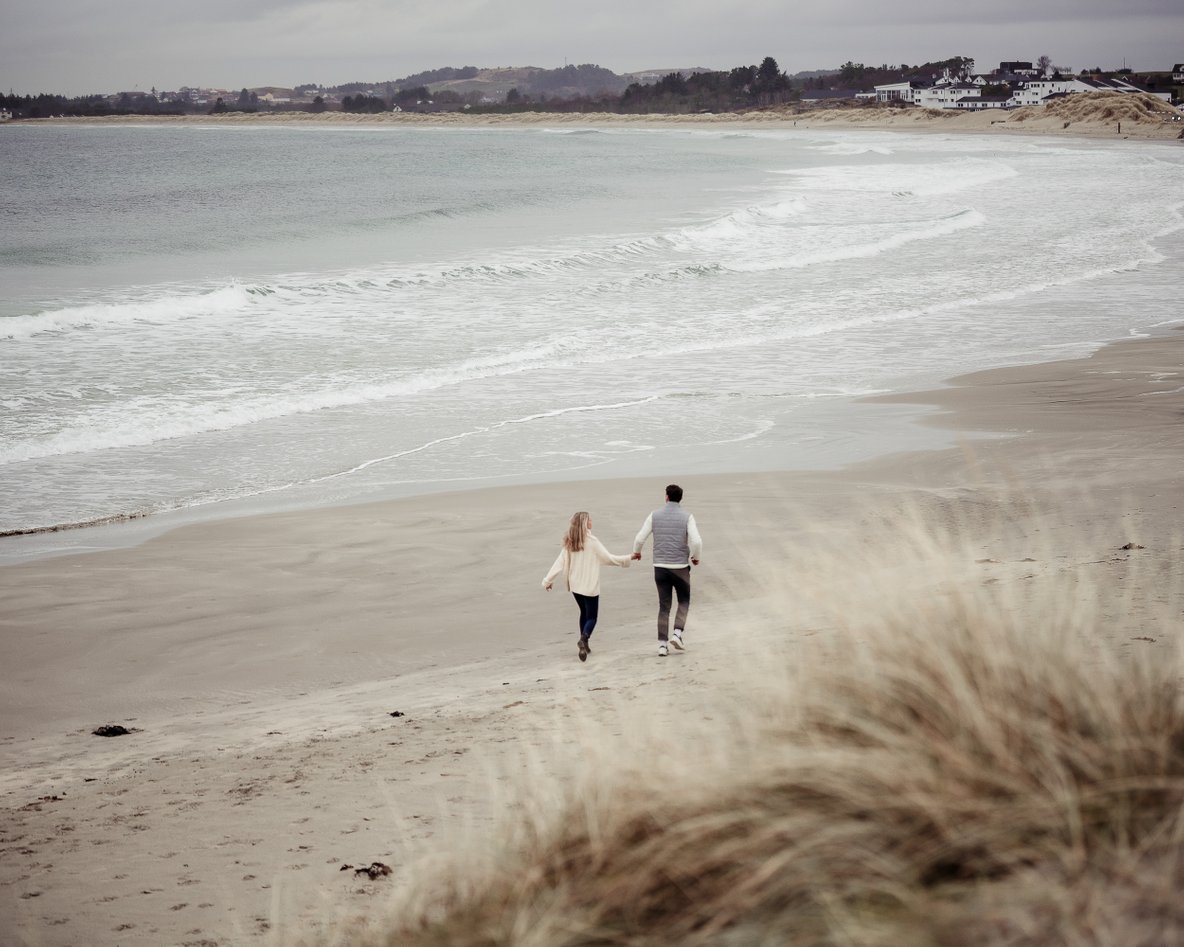 forlovet par på stranden fotografering