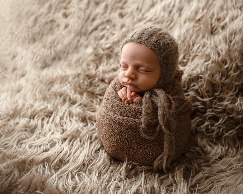 nyfødt gutt i brunt tema
