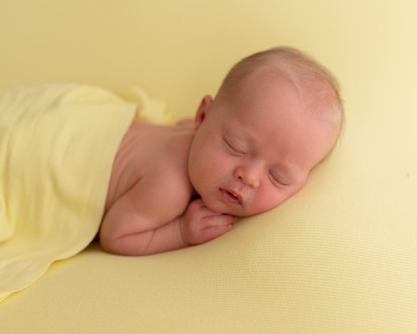 nyfødt jente med gult tema