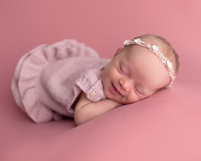 nyfødt baby i rosa kjole